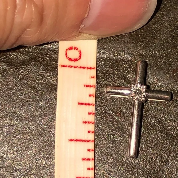 Sterling silver and CZ cross pendant - Picture 3 of 3